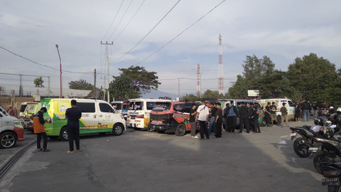 Saat massa sopir ambulans datangi lokasi demo truk ODOL di Ring Road Solo, Kamis (19/6/2025). Foto: Istimewa