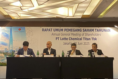 Konferensi pers usai Rapat Umum Pemegang Saham Tahunan (RUPST) Tahun Buku 2024 PT Lotte Chemical Titan Tbk, di Jakarta, Jumat (20/6/2025). Foto: Muhammad Fhandra Hardiyon/kumparan