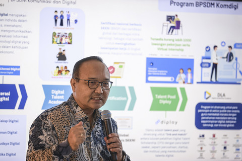 Kepala Badan Pengembangan Sumber Daya Manusia (BPSDM) Komunikasi dan Digital Bonifasius Wahyu Pudjianto menyampaikan paparan pada acara "Ngopi Bareng" di Kemkomdigi, Jakarta, Jumat (20/6/2025). Foto: Dhemas Reviyanto/ANTARA FOTO
