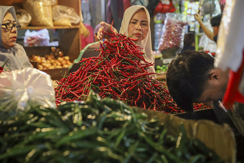 Pembeli memilah cabai di Pasar Senen, Jakarta, Jumat (20/6/2025). Foto: Iqbal Firdaus/kumparan