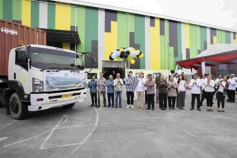 Menperin Agus Gumiwang Kartasasmita bersama Gubernur Jawa Tengah Ahmad Luthfi melakukan pelepasan ekspor mainan anak PT Royal Regent Indonesia (RRI) di Kawasan Industri Kendal (KIK), Jawa Tengah, Kamis (19/6/2025). Foto: Dok. Kemenperin