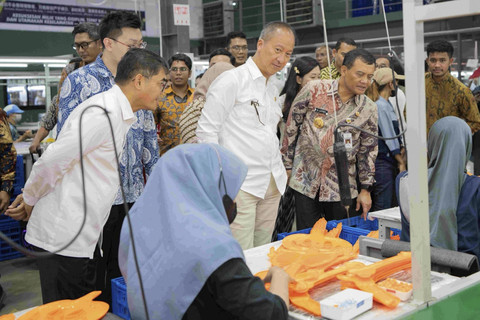 Menperin Agus Gumiwang Kartasasmita bersama Gubernur Jawa Tengah Ahmad Luthfi melakukan pelepasan ekspor mainan anak PT Royal Regent Indonesia (RRI) di Kawasan Industri Kendal (KIK), Jawa Tengah, Kamis (19/6/2025). Foto: Dok. Kemenperin