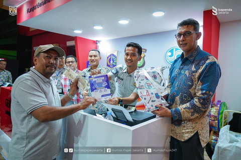 Pemprov DKI melalui Badan Pendapatan Daerah (Bapenda) memberikan suvenir untuk warga yang membayar Pajak Kendaraan Bermotor (PKB) dan Bea Balik Nama Kendaraan Bermotor (BBNKB) di arena Pekan Raya Jakarta (PRJ) 2025, Anjungan Pemerintah Provinsi DKI Jakarta, Hall C1 – JIEXPO Kemayoran, Jakarta Pusat. Foto: Dok. Istimewa
