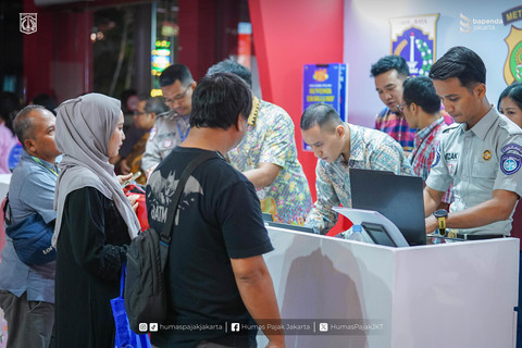 Warga yang membayar pajak kendaraan di arena Pekan Raya Jakarta (PRJ) 2025, Anjungan Pemerintah Provinsi DKI Jakarta, Hall C1 – JIEXPO Kemayoran, Jakarta Pusat. Foto: Dok. Istimewa