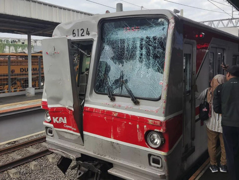 Kondisi gerbong commuter line yang rusak akibat ditabrak truk di Tangerang, Jumat (20/6/2025). Foto: Istimewa