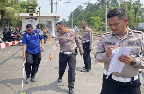 Polisi melakukan olah TKP truk terobos jalur perlintasan kereta dan rusak gerbong commuter line di Tangerang, Jumat (20/6/2025). Foto: Istimewa