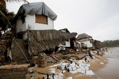 Suasana bangunan yang hancur akibat Badai tropis Erick di San Agustinillo, negara bagian Oaxaca, Meksiko, Kamis (19/6/2025). Foto: Jorge Luis Plata/Reuters