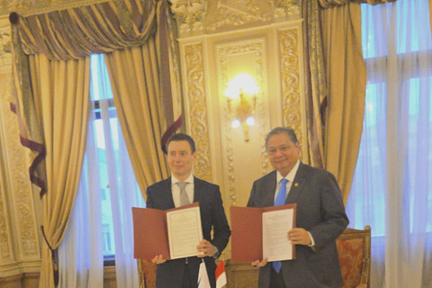 Menteri Koordinator Bidang Perekonomian Airlangga Hartarto bersama Menteri Perdagangan Komisi Uni Ekonomi Eurasia Andrey Slepnev rampungkan perjanjian Perdagangan Bebas dengan Uni Ekonomi Eurasia, perkuat diplomasi ekonomi dengan Rusia. Foto: Dok. Kemenko Perekonomian