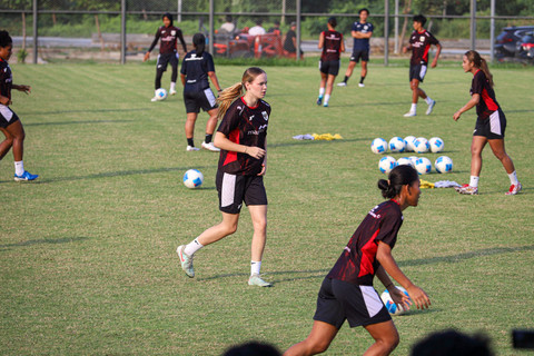 Sejumlah pesepak bola Timnas wanita Indonesia berlatih menjelang laga Kualifikasi Piala Asia Wanita 2026 di Lapangan Latihan Jakarta International Stadium (JIS), Tanjung Priok, Jakarta, Jumat (20/6/2025). Foto: Iqbal Firdaus/kumparan