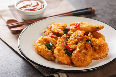 Ilustrasi hidangan udang telur asin. Foto: Shutterstock