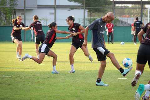 Sejumlah pesepak bola Timnas wanita Indonesia berlatih menjelang laga Kualifikasi Piala Asia Wanita 2026 di Lapangan Latihan Ja... </div>
<div class=