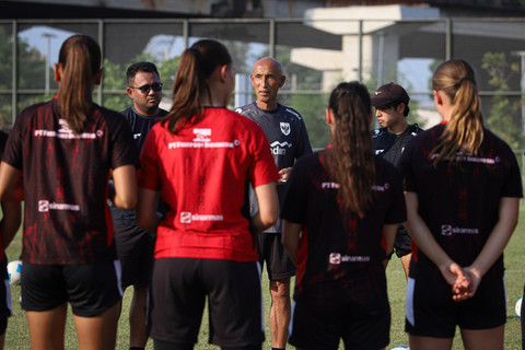 Sejumlah pesepak bola Timnas Wanita Indonesia berlatih menjelang laga Kualifikasi Piala Asia Wanita 2026 di Lapangan Latihan Jakarta International Stadium (JIS), Tanjung Priok, Jakarta, Jumat (20/6/2025). Foto: Iqbal Firdaus/kumparan