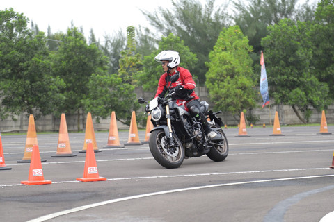 Mencoba Honda CB650R di lintasan Astra Honda Motor Traning Center, Rabu (18/6/2025). Foto: Syahrul Ghiffari/kumparan