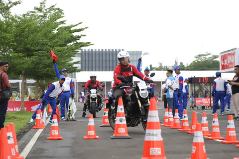 Mencoba Honda CB650R di lintasan Astra Honda Motor Traning Center, Rabu (18/6/2025). Foto: Syahrul Ghiffari/kumparan