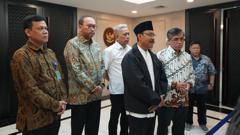 Mensos Saifullah Yusuf dan Menaker Yassierli mengadakan rapat terkait pemanfaatan balai Kemenaker dan penyusunan kurikulum Sekolah Rakyat di kantor Kemenaker, Jakarta, Jumat (20/6/2025). Foto: Dok Kemensos