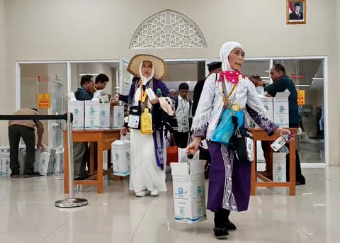 Jemaah haji kloter 7 Kabupaten Bandung saat membara air zam-zam di Debarkasi Kertajati Indramayu. (20/6/2025). Foto: Panji Asmara/kumparan