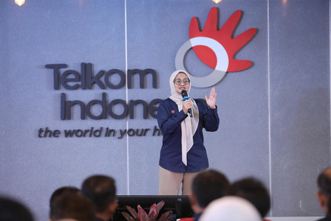 Direktur Utama Telkom Dian Siswarini saat memberikan sambutan pada acara kunjungan ke Telkom Regional III di wilayah Surabaya, pada Senin (16/6). Foto: Dok. Telkom