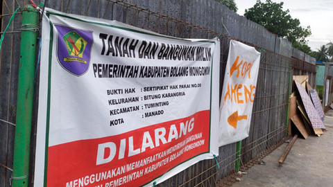 Spanduk pemberitahuan kepemilikan tanah di Bitung Karangria Kota Manado.