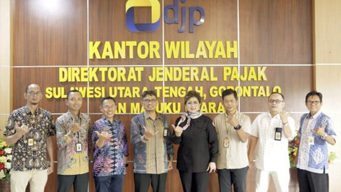 Anggota DPD RI, Maya Rumantir (baju hitam) saat berkunjung ke Kantor Wilayah DJP Suluttenggomalut yang ada di Kota Manado, Sulawesi Utara.