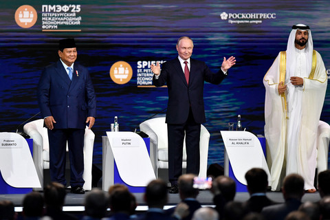 Presiden Rusia Vladimir Putin (tengah) Ketua Dewan Tertinggi Pemuda dan Olahraga Bahrain, Komandan Garda Kerajaan Bahrain Nasser bin Hamad Al Khalifa (kanan) dan Presiden Indonesia Prabowo Subianto menghadiri sesi pleno di Saint Petersburg. Foto: Olga MALTSEVA / AFP