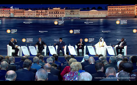 Presiden RI Prabowo Subianto (tengah) di Forum Ekonomi Internasional The 28th St. Petersburg International Economic Forum (SPIEF 2025) pada Jumat (20/6/2025). Foto: YouTube/ Sekretariat Presiden