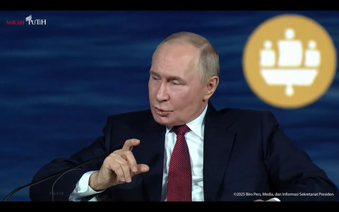 Presiden Rusia Vladimir Putin di Forum Ekonomi di Internasional The 28th St. Petersburg International Economic Forum (SPIEF 2025) pada Jumat (20/6/2025). Foto: YouTube/ Sekretariat Presiden