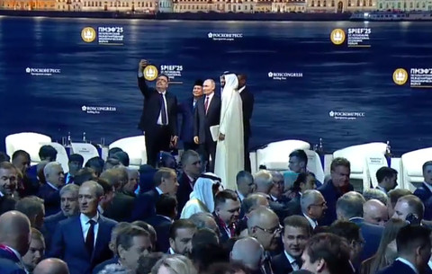 Moderator Forum Ekonomi Internasional St. Petersburg (SPIEF) selfie dengan para pembicara utama, Jumat (20/6). Foto: sputnik