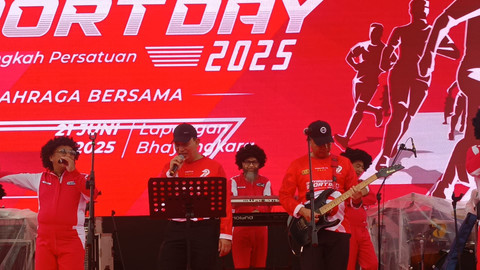 Kapolri Jenderal Listyo Sigit Prabowo bawakan 3 lagu diiringi Panglima Jenderal TNI Agus Subiyanto sebagai gitaris dalam acara Bhayangkara Sportday 2025, Jakarta, Sabtu (21/6/2025). Foto: Thomas Bosco/kumparan