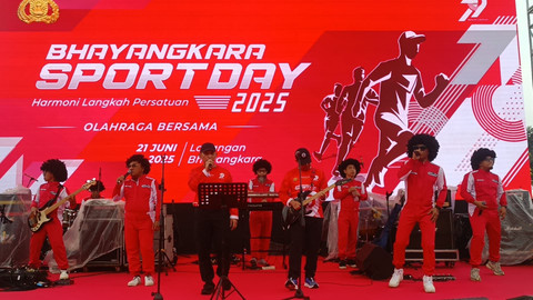 Kapolri Jenderal Listyo Sigit Prabowo bawakan 3 lagu diiringi Panglima Jenderal TNI Agus Subiyanto sebagai gitaris dalam acara Bhayangkara Sportday 2025, Jakarta, Sabtu (21/6/2025). Foto: Thomas Bosco/kumparan