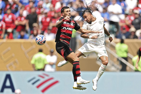 Pemain FC Flamengo Giorgian de Arrascaeta berebut bola dengan pemain Chelsea Malo Gusto dalam pertandingan Piala Dunia Antarklub 2025 grup D di Stadion Lincoln Financial Field, Philadelphia, Amerika Serikat, Jumat (20/6/2025). Foto: Charly Triballeau/AFP