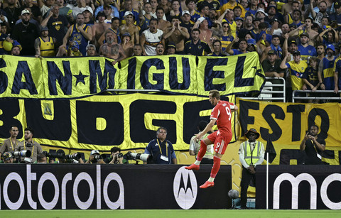 Pemain Bayern Muenchen Harry Kane berselebrasi usai mencetak gol ke gawang Boca Juniors pada pertandingan Piala Dunia Antarklub grup C di Stadion Hard Rock, Miami, Amerika Serikat, Jumat (20/6/2025). Foto: Patricia De Melo Moreira/AFP