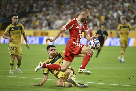 Pemain Bayern Muenchen Konrad Laimer berusaha melewati pemain Boca Juniors Lautaro Blanco pada pertandingan Piala Dunia Antarklub grup C di Stadion Hard Rock, Miami, Amerika Serikat, Jumat (20/6/2025). Foto: Chandan Khanna/AFP