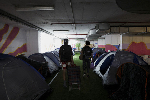 Dua Imigran mengungsi di bawah stasiun bus di Tel Aviv, Israel, Jumat (20/6/2025). Foto: Violeta Santos Moura/Reuters