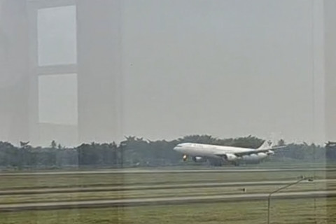 Momen Pesawat Saudia dengan nomor SVA5688 rute Muscat-Surabaya mendarat di Bandara Kualanamu, Deli Serdang, Sabtu (21/6/2025). Foto: Dok. SAR Medan