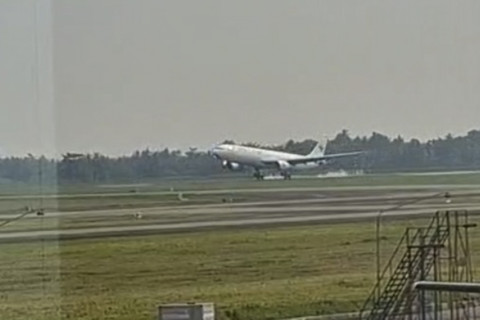 Momen Pesawat Saudia dengan nomor SVA5688 rute Muscat-Surabaya mendarat di Bandara Kualanamu, Deli Serdang, Sabtu (21/6/2025). Foto: Dok. SAR Medan