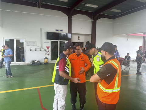 Sejumlah petugas saat Pesawat Saudia dengan nomor SVA5688 rute Muscat-Surabaya mendarat di Bandara Kualanamu, Deli Serdang, Sabtu (21/6/2025). Foto: Dok. SAR Medan