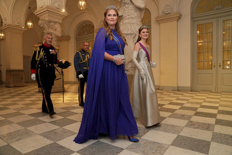 Putri Mahkota Belanda Catharina-Amalia (depan) dan Putri Mahkota Belgia Elisabeth (kanan). Foto: Ritzau Scanpix/via REUTERS
