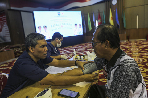 Wakil Bupati Lamandau Abdul Hamin (kanan) menjalani pemeriksaan kesehatan di BPSDM Kemendagri, Jakarta, Sabtu (21/6/2025). Foto: Asprilla Dwi Adha/ANTARA FOTO