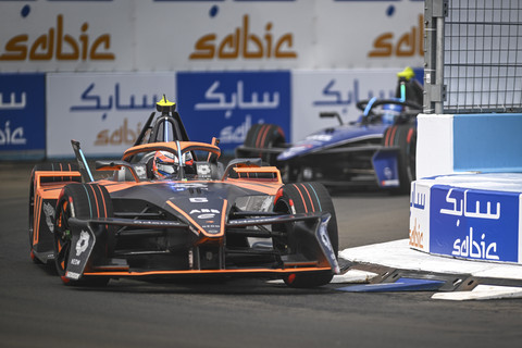 Pembalap tim Neom Mclaren Taylor Barnard memacu kecepatan saat Kualifikasi Formula E World Championship musim ke-11 di Jakarta International E-Prix Circuit (JIEC), Jakarta, Sabtu (21/6/2025). Foto: Fauzan/ANTARA FOTO