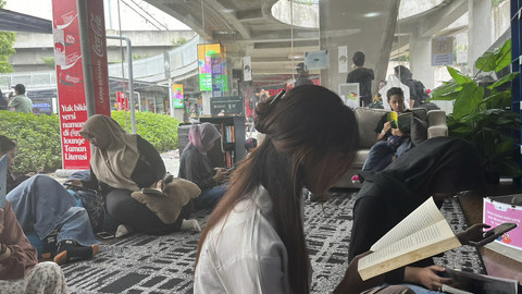 Sejumlah pengunjung membaca buku di Perpustakaan Taman Literasi Martha Christina Tiahahu, Jakarta Selatan, Sabtu (21/6/2025). Foto: Nasywa Athifah/kumparan