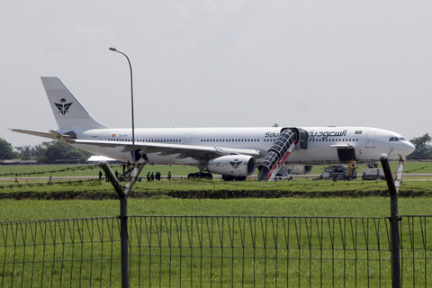 Petugas melakukan pemeriksaan pesawat Saudia Airlines nomor penerbangan SV-5688 di landasan usai mendarat darurat di Bandara Internasional Kualanamu, Kabupaten Deli Serdang, Sumatera Utara, Sabtu (21/6/2025). Foto: Yudi Manar/Antara Foto