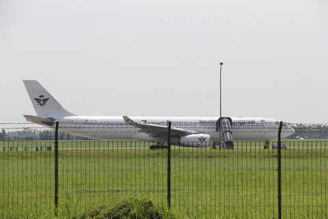 Pesawat Saudia Airlines nomor penerbangan SV-5688 terparkir di landasan usai mendarat darurat di Bandara Internasional Kualanamu, Kabupaten Deli Serdang, Sumatera Utara, Sabtu (21/6/2025). Foto: Yudi Manar/Antara Foto