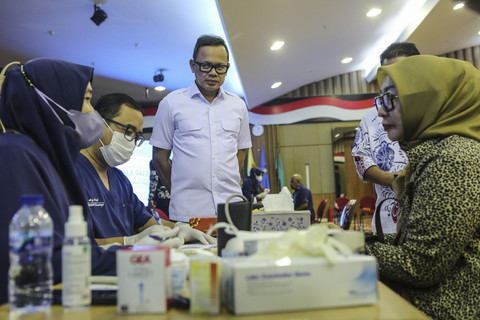 Wakil Menteri Dalam Negeri Bima Arya Sugiarto (tengah) melihat proses pemeriksaan kesehatan kepala daerah di BPSDM Kemendagri, Jakarta, Sabtu (21/6/2025). Foto: Asprilla Dwi Adha/ANTARA FOTO