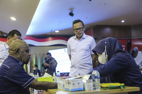 Wakil Menteri Dalam Negeri Bima Arya Sugiarto (tengah) melihat proses pemeriksaan kesehatan kepala daerah di BPSDM Kemendagri, Jakarta, Sabtu (21/6/2025). Foto: Asprilla Dwi Adha/ANTARA FOTO