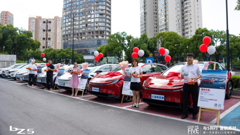 Pengiriman perdana mobil listrik Toyota bZ5 di 100 kota di China. Foto: FAW-Toyota