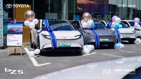 Pengiriman perdana mobil listrik Toyota bZ5 di 100 kota di China. Foto: FAW-Toyota