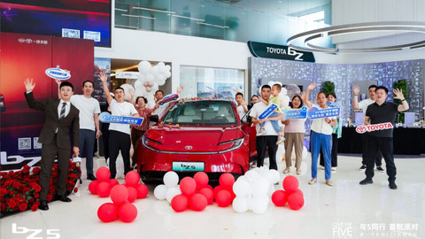 Pengiriman perdana mobil listrik Toyota bZ5 di 100 kota di China. Foto: FAW-Toyota
