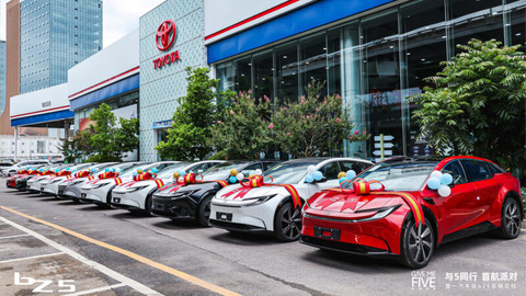 Pengiriman perdana mobil listrik Toyota bZ5 di 100 kota di China. Foto: FAW-Toyota