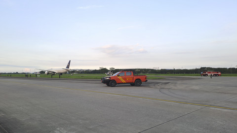 Mobil petugas pemeriksa pesawat Saudia SVA5688 di Bandara Kualanamu, Medan, Sabtu (21/6/2025). Foto: Dok. Basarnas