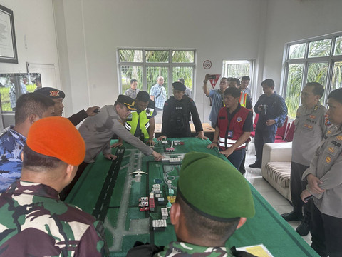 Petugas mempersiapkan pemeriksaan pesawat Saudia SVA5688 yang mendarat darurat di Bandara Kualanamu, Medan, Sabtu (21/6/2025). Foto: Dok. Basarnas